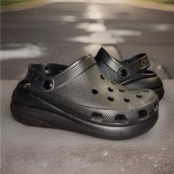 CROCS Shoes - Crocs Classic Crush Clog Black Unisex Chunky Platform Beach EUC, women’s 7 Men 5